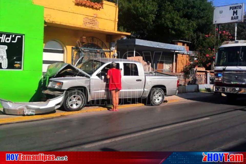 Hoy Tamaulipas Aparatoso Choque Deja Danios Materiales En Nuevo Laredo