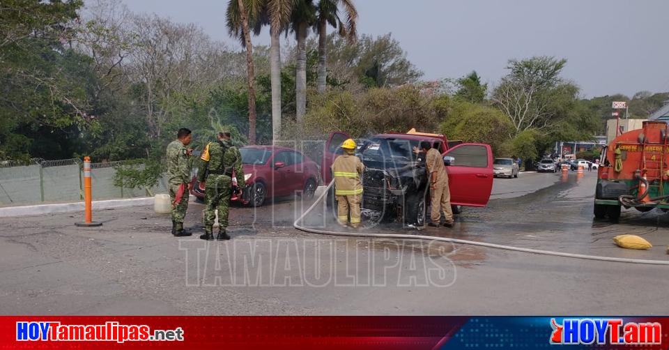 Hoy Tamaulipas Se Incendia Camioneta Y Alcanza A Carro Compacto En