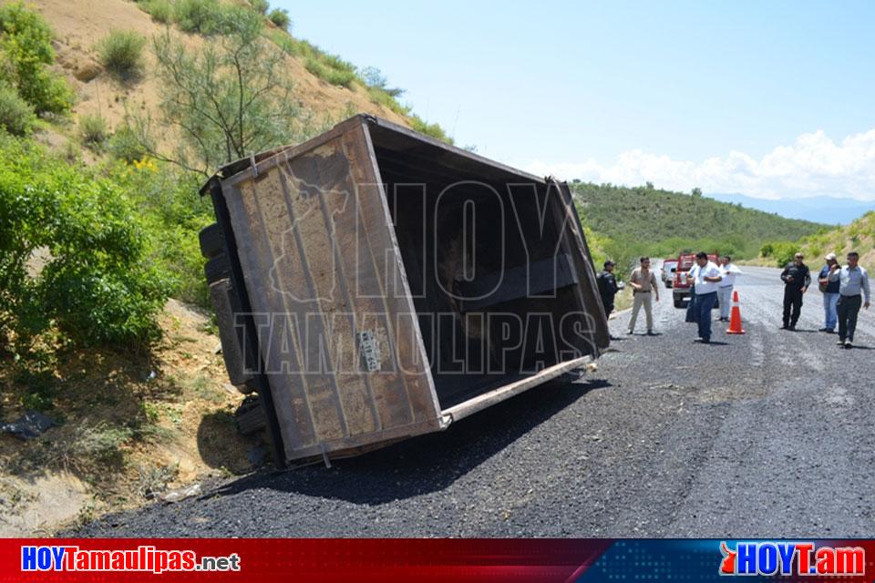 Hoy Tamaulipas Vuelca Camion De Carga En La Carretera Rumbo Nuevo