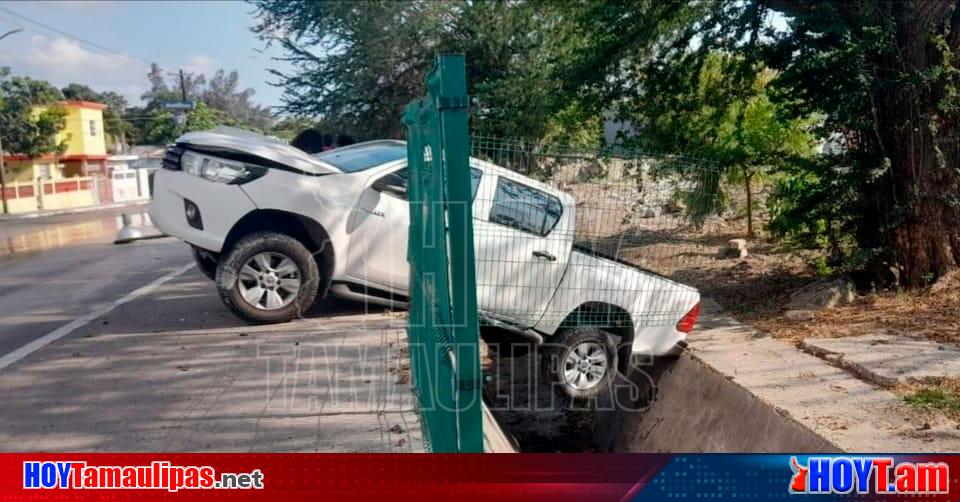 Hoy Tamaulipas Accidentes En Tamaulipas Camioneta Derrapa Tumba Poste