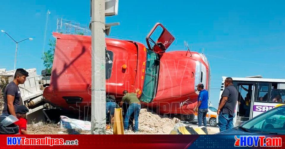 Hoy Tamaulipas Volcadura En Tamaulipas Vuelca Trailer Cargado Con