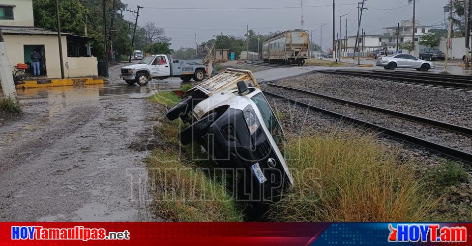 Hoy Tamaulipas Camioneta Se Salio Del Camino Y Volco En El Centro De