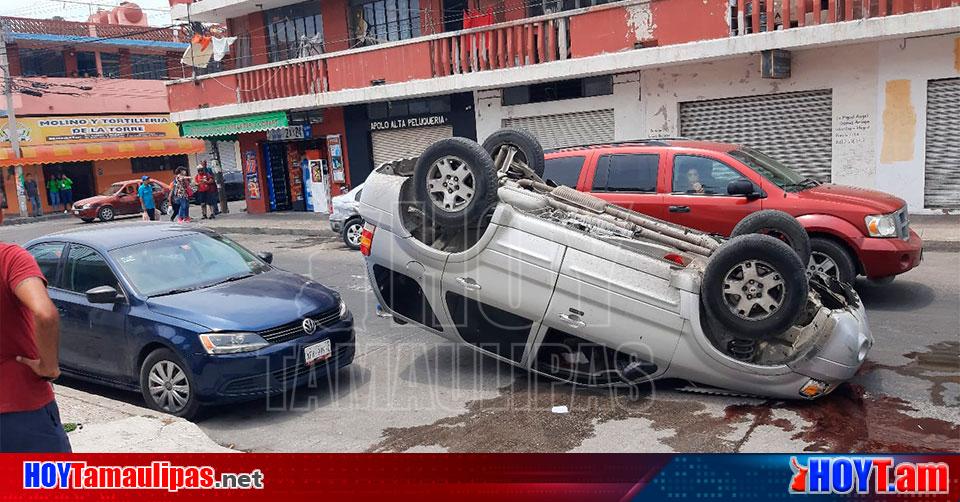 Hoy Tamaulipas Choca Con Dos Autos Estacionados Y Vuelca En Ciudad Madero