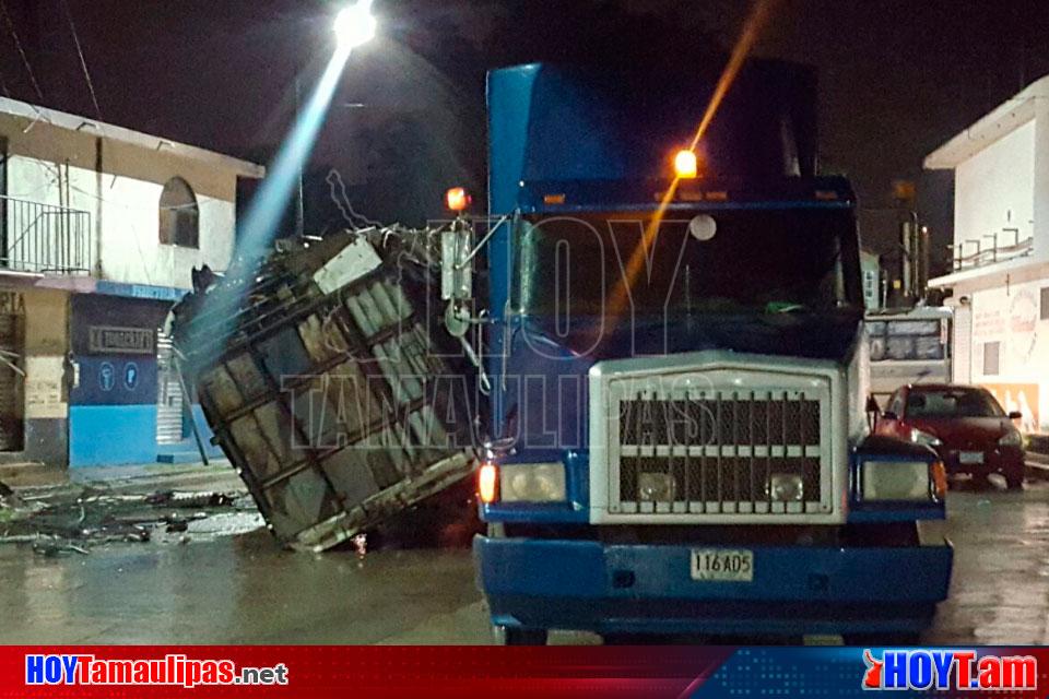 Hoy Tamaulipas Se Le Zafa Caja Cargada Con Chatarra A Trailer En Tampico