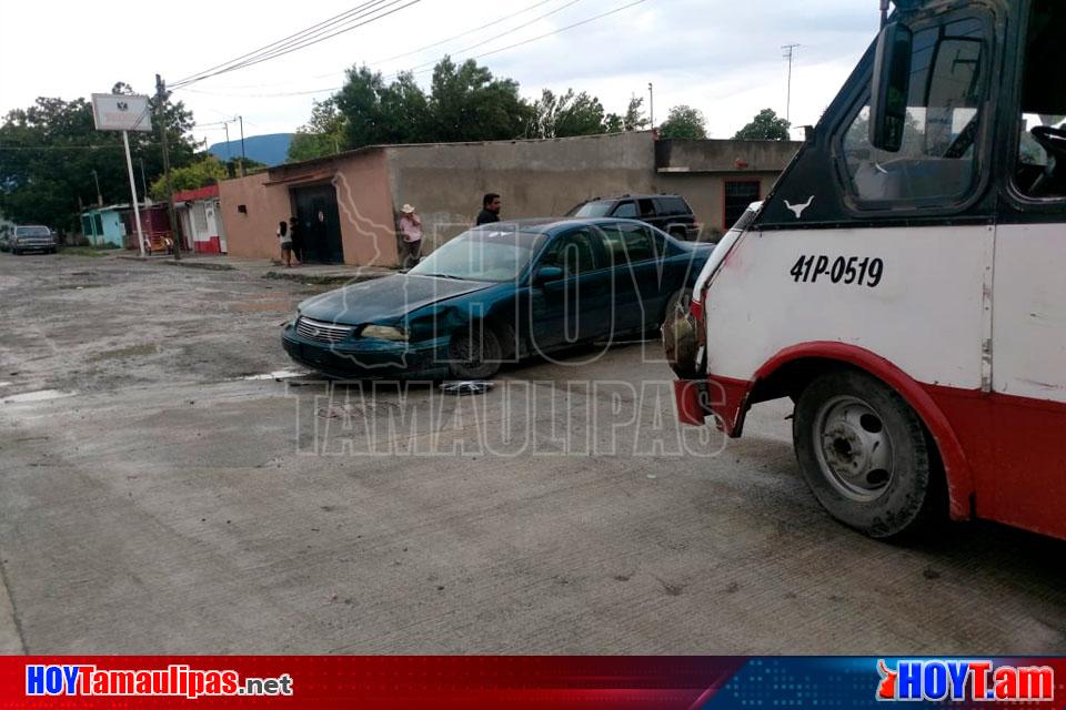 Hoy Tamaulipas Microbus Se Pasa Alto Y Choca Contra Malibu En Ciudad