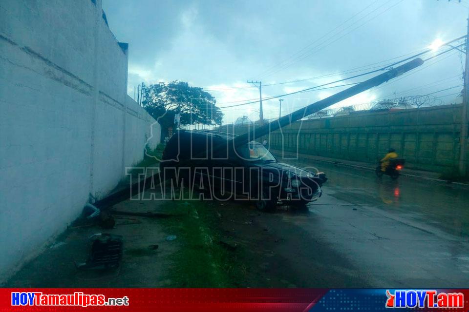 Hoy Tamaulipas Choca Contra Poste Y Deja Abandonada La Camioneta En