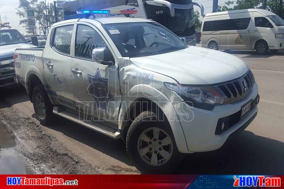 Hoy Tamaulipas Trailer Se Pasa El Alto Y Choca Patrulla De Transito