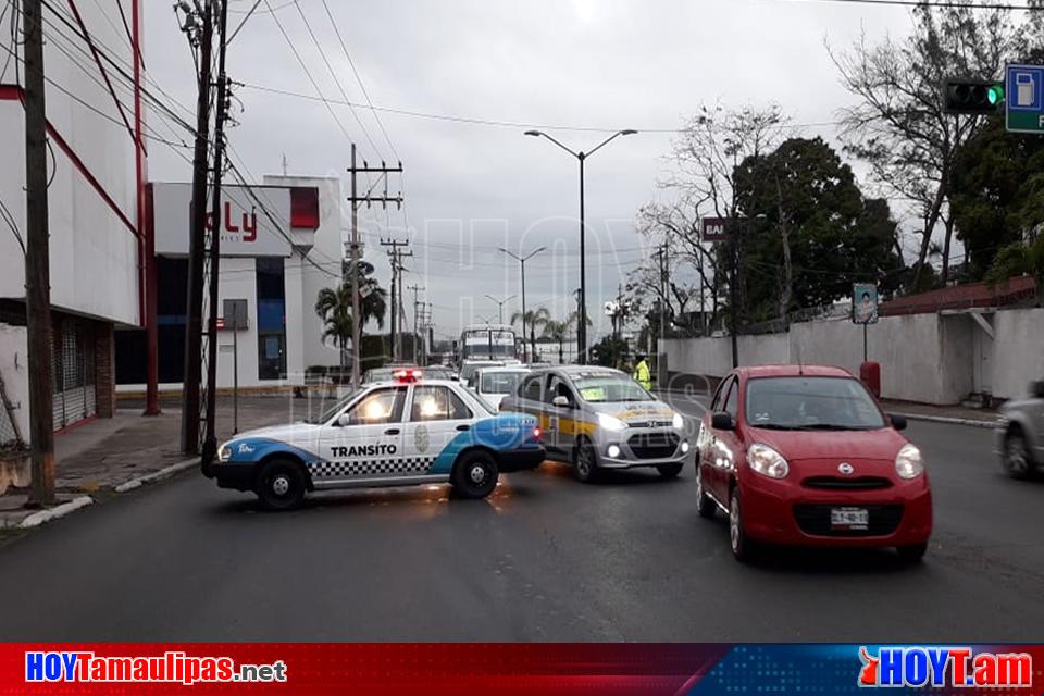 Hoy Tamaulipas Choque Entre Dos Taxis Dejo Danios Materiales En Tampico