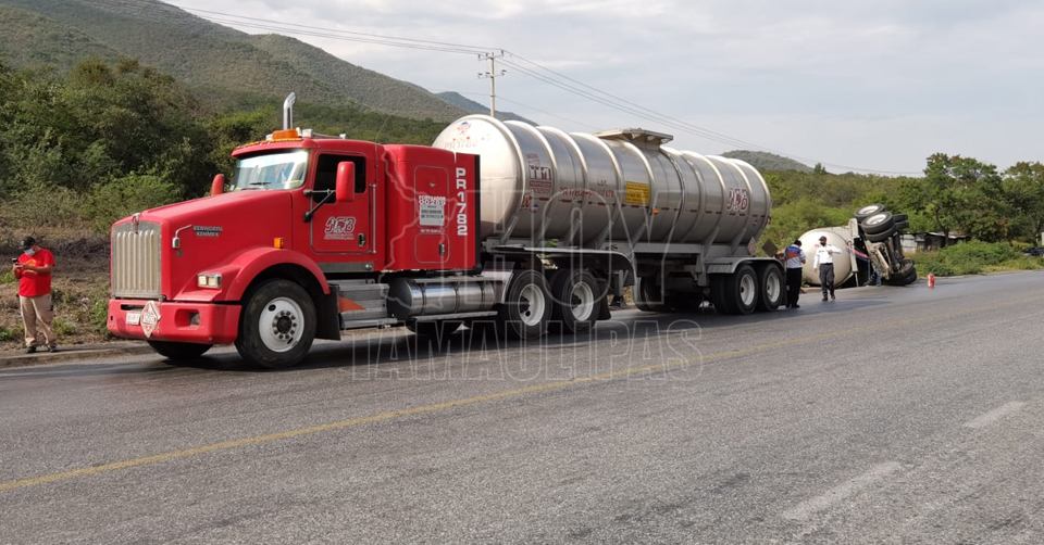 Hoy Tamaulipas Accidente En Tamaulipas Vuelca Auto Tanque Cargado Con