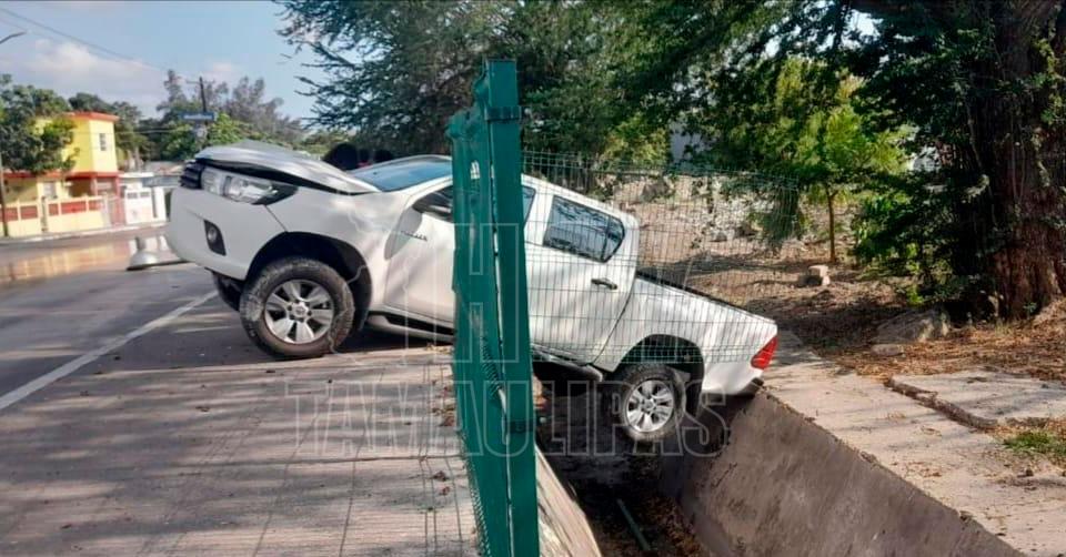 Hoy Tamaulipas Accidentes En Tamaulipas Camioneta Derrapa Tumba Poste