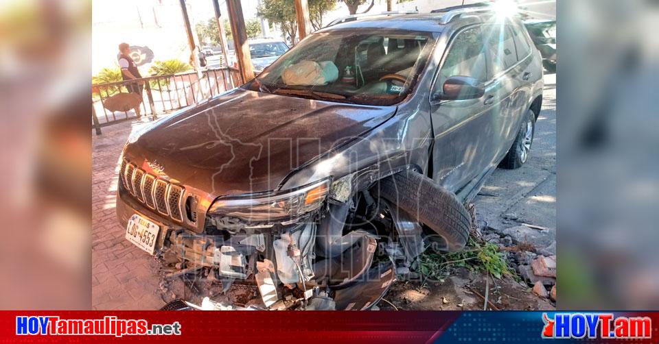 Hoy Tamaulipas - Accidentes en Tamaulipas Se estrella contra negocio de  alitas en Nuevo Laredo