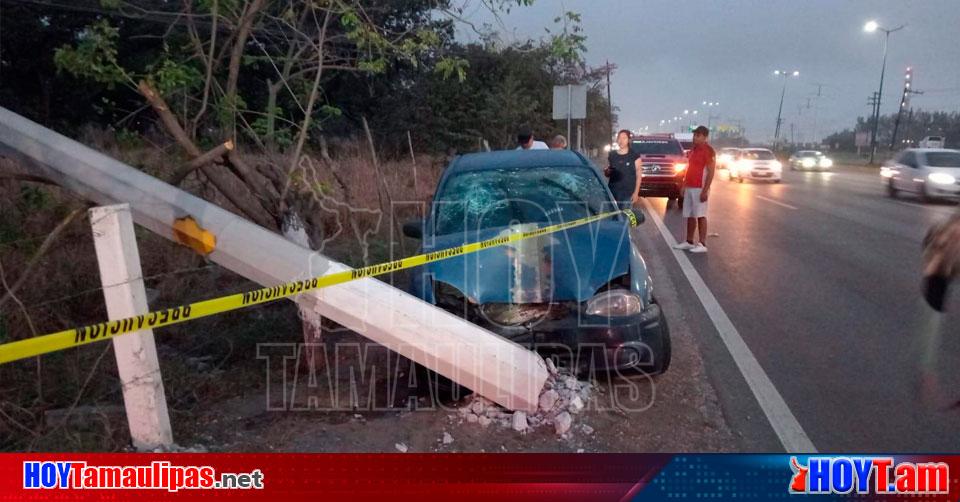 Hoy Tamaulipas Choque En Tamaulipas Destroza Su Auto Al Estrellarse Contra Poste De Concreto 0776