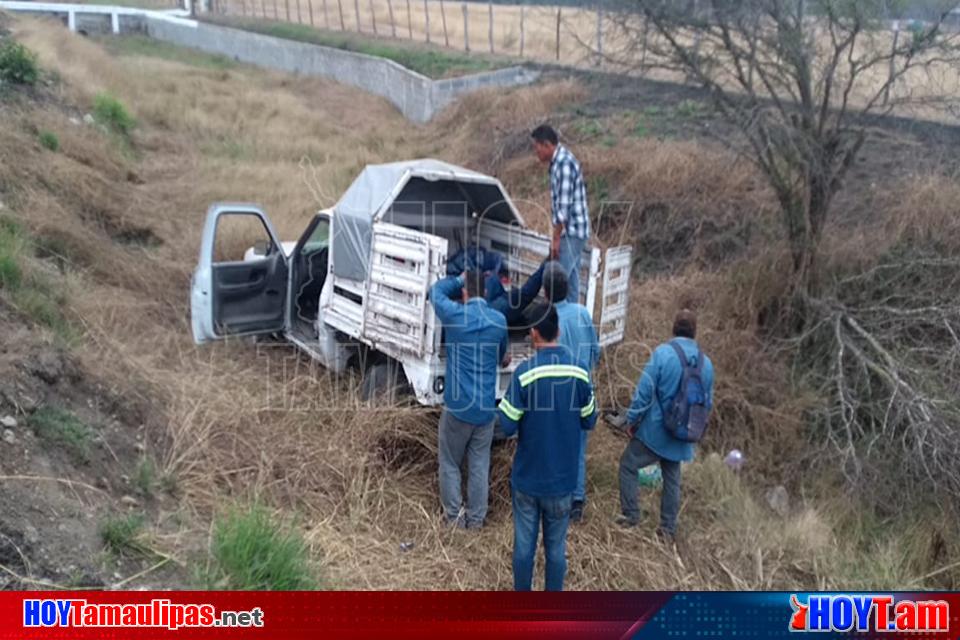 Hoy Tamaulipas - Trabajadores Vuelcan En El Mante Y Se Salvan De Morir