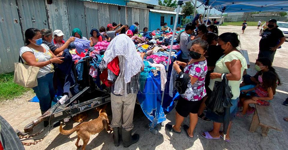 Hoy Tamaulipas - Tamaulipas Donan pacas de ropa para damnificados de  Matamoros