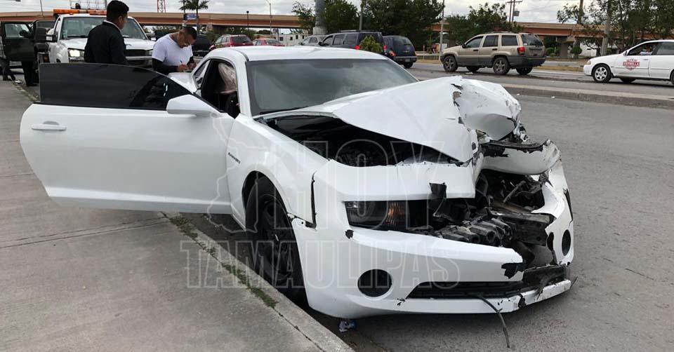 Hoy Tamaulipas - Jovencita destruye Camaro al provocar choque en Matamoros