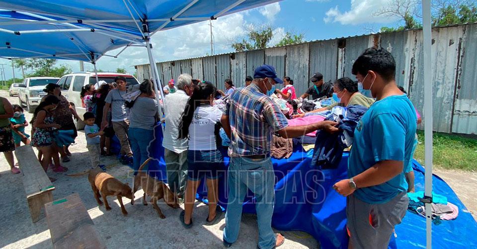 Hoy Tamaulipas - Tamaulipas Donan pacas de ropa para damnificados de  Matamoros