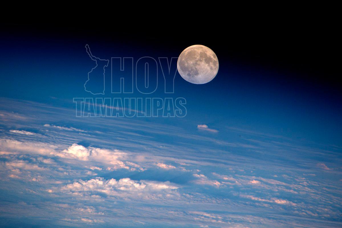 Luna llena vista desde el espacio 