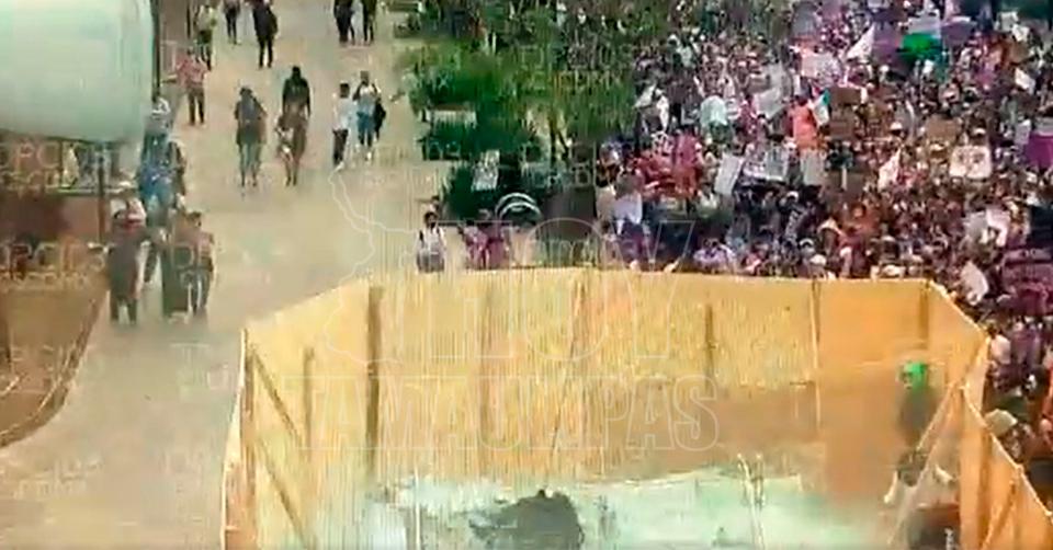 8M: Manifestantes rompen cristales de entrada a Metro Hidalgo