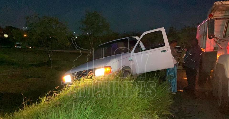 Hoy Tamaulipas   Accidente En Tamaulipas Conductora A Punto De Caer A