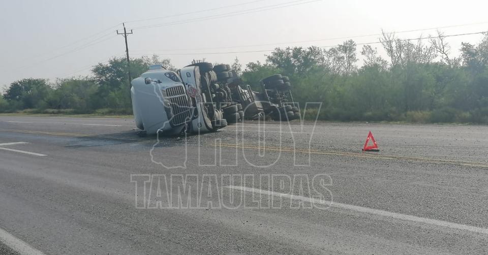 Hoy Tamaulipas   Vuelca Pipa Cargada Con Material Peligroso En La