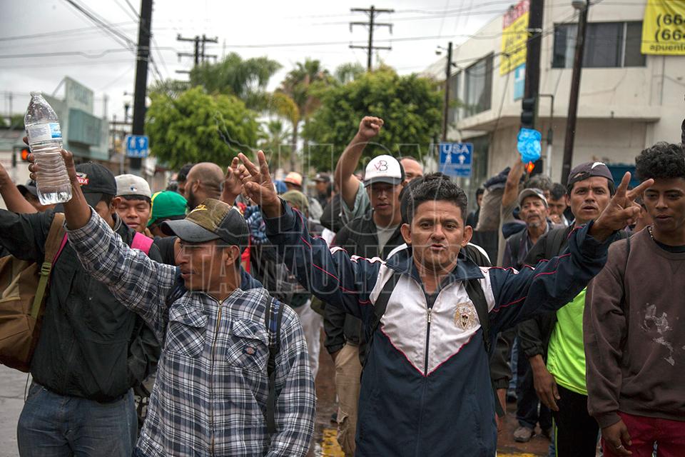 Galeria Fotografica Cruzan a EUA caravana de centroamericanos en