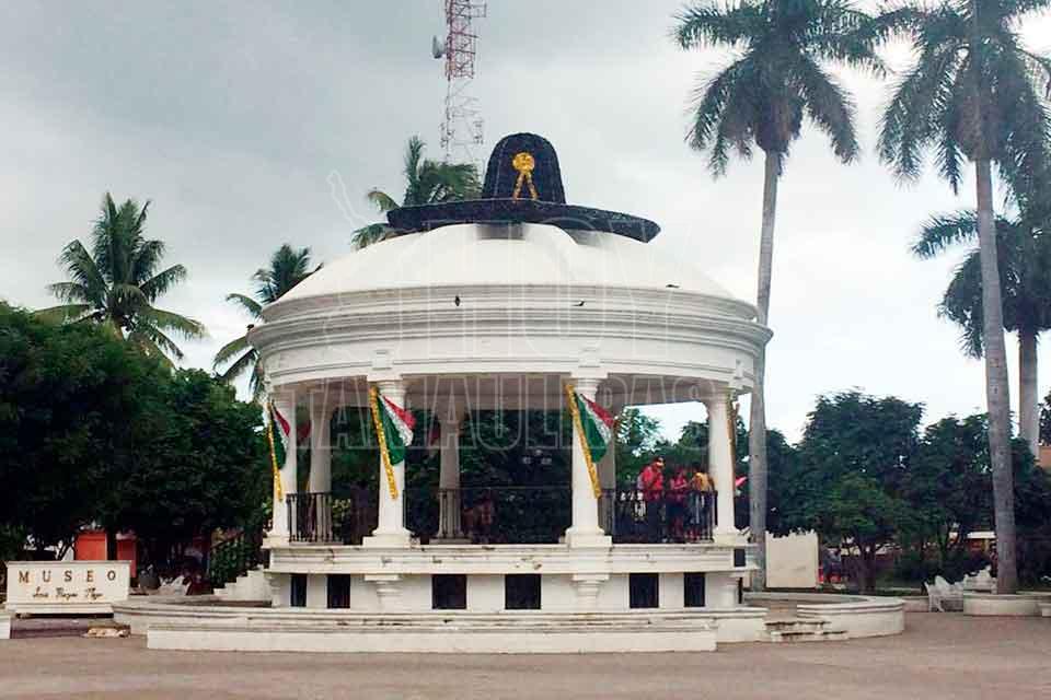 Hoy Tamaulipas - Foto del Dia: Se pone patriótico el kiosko de Altamira