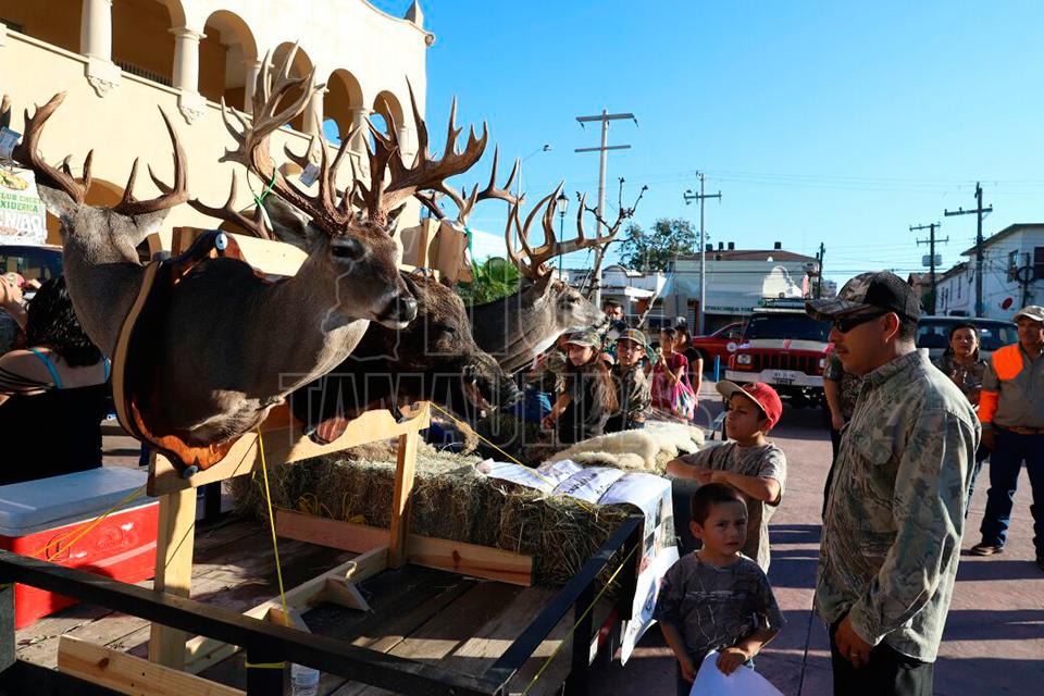 Hoy Tamaulipas - Con un desfile dan bienvenida a temporada de caceria  2017-2018 en Nuevo Laredo